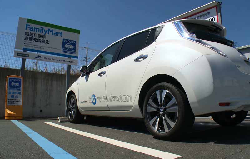 the-rapid-charger-installation-of-ev-in-family-mart-650-store20150419-1-min