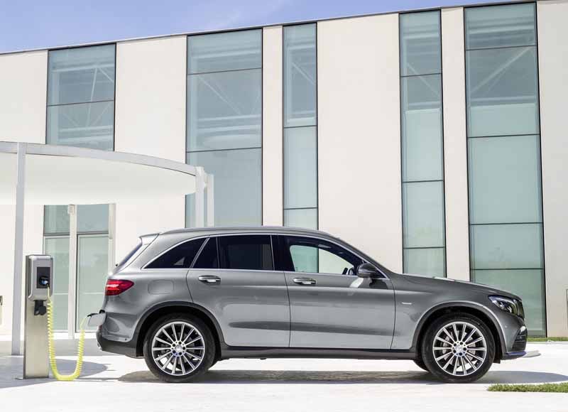 mercedes-benz-the-worlds-first-published-the-new-crossover-suv-glc20150618-7-min