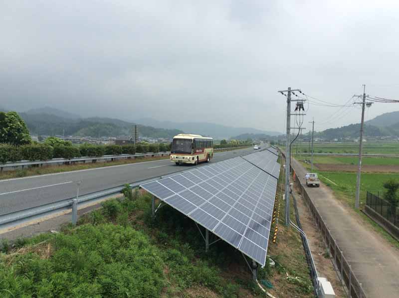 solar-power-plant-utilizing-the-law-face-of-the-highway-starts-operation20150711-1-min