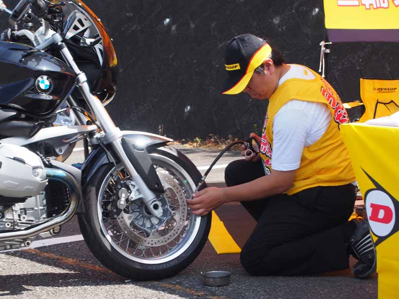 to-conduct-safety-inspections-of-motorcycle-tires-as-part-of-the-dunlop-national-tire-safety-inspection20150723-1