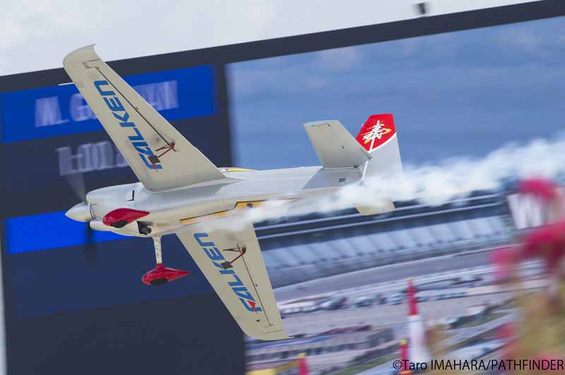 yoshihide-muroya-players-this-season-his-second-third-place-win-at-the-international-air-race-championship-round-720151001-2
