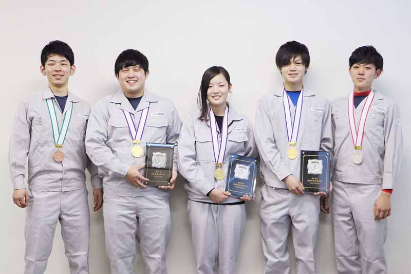 mazda-won-the-gold-medal-athletes-headquarters-factory-belongs-at-the-first-time-three-events-in-the-53rd-national-skills-competition20151209-1