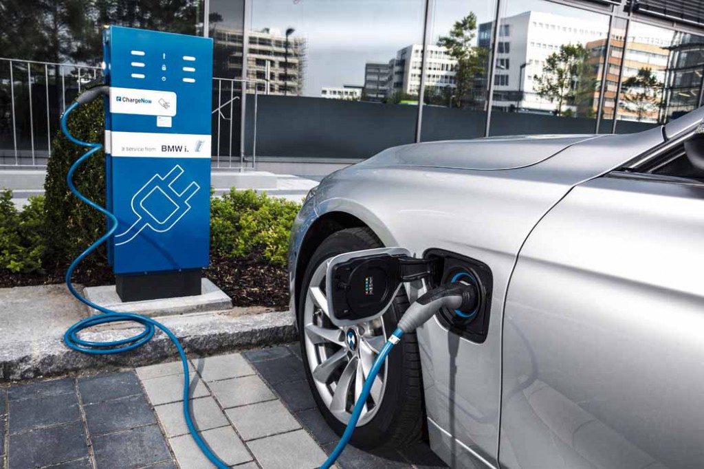 BMWジャパン、利便性に優れたEVライフを実現する公共充電サービス「ChargeNow」を導入 | MOTOR CARS