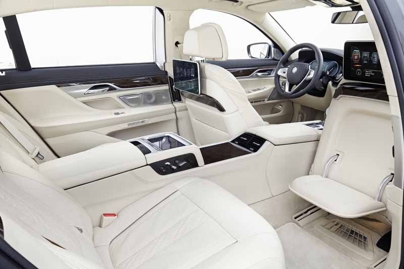 bmw-7-series-2016-world-luxury-car-award-in-ny-international-auto-show-awards20160330-5
