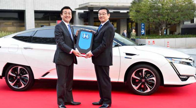 ホンダ、新型燃料電池自動車CLARITY FUEL CELL第一号車を経産省に納車