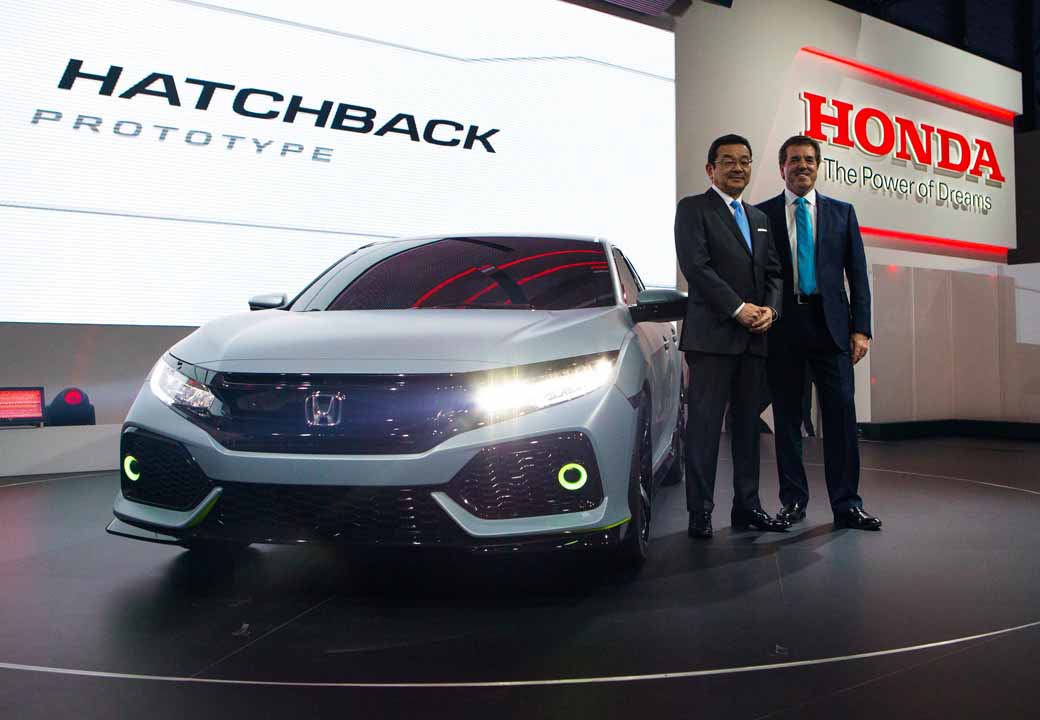 honda-the-worlds-first-showing-off-the-new-civic-hatchback-prototype-model20160303-11