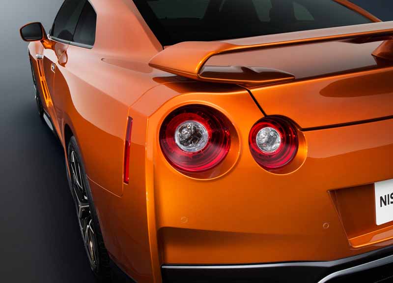 nissan-motor-co-unveiled-the-nissan-gt-r-2017-model-year-in-the-ny-international-auto-show20160324-12