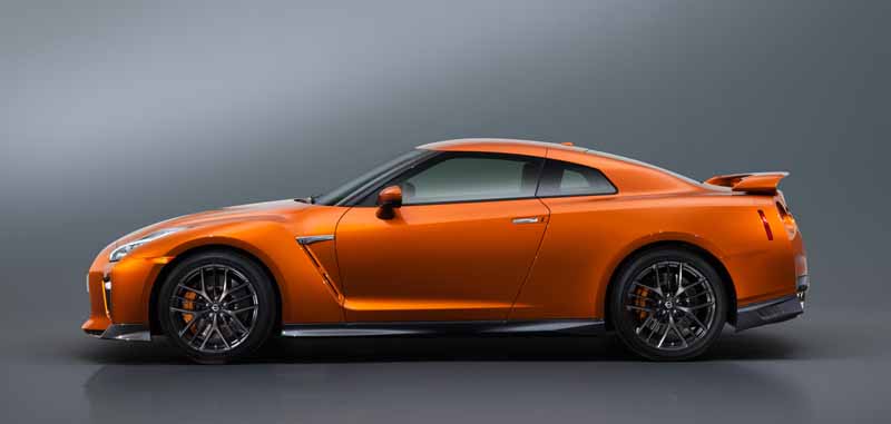 nissan-motor-co-unveiled-the-nissan-gt-r-2017-model-year-in-the-ny-international-auto-show20160324-15