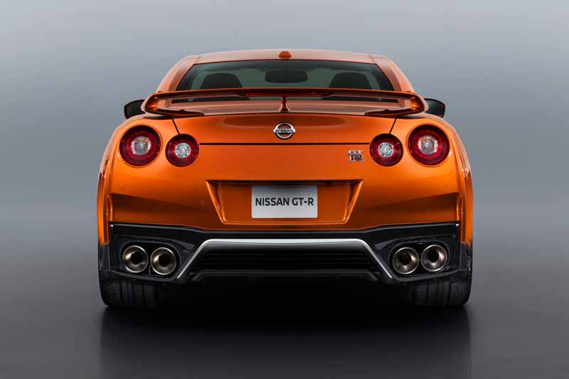 nissan-motor-co-unveiled-the-nissan-gt-r-2017-model-year-in-the-ny-international-auto-show20160324-7