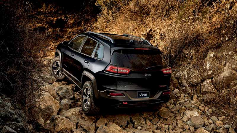 jeep-cherokee-in-japans-first-eco-car-tax-reduction-target-vehicle-as-us-gasoline-passenger-car20160419-9