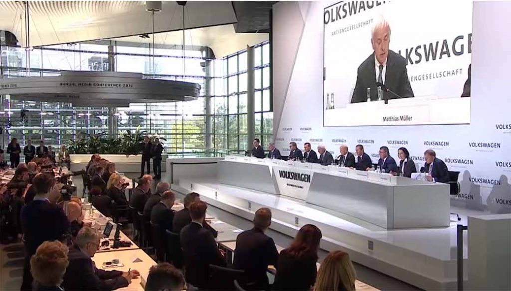 vw-volkswagen-calling-the-group-2015-annual-accounts-press-conference-in-the-world-from-germany20160503-4