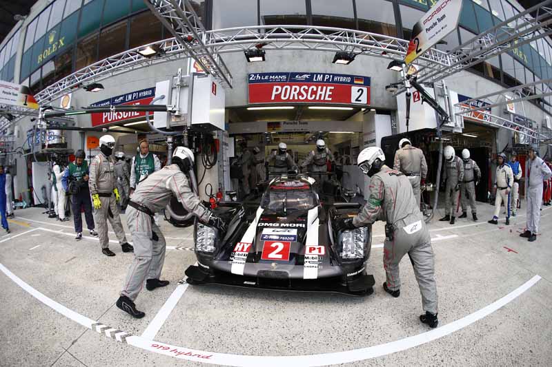 porsche-919-hybrid-of-wec-machine-run-the-french-suburb-of-public-road-at-320km-h-than20160609-19