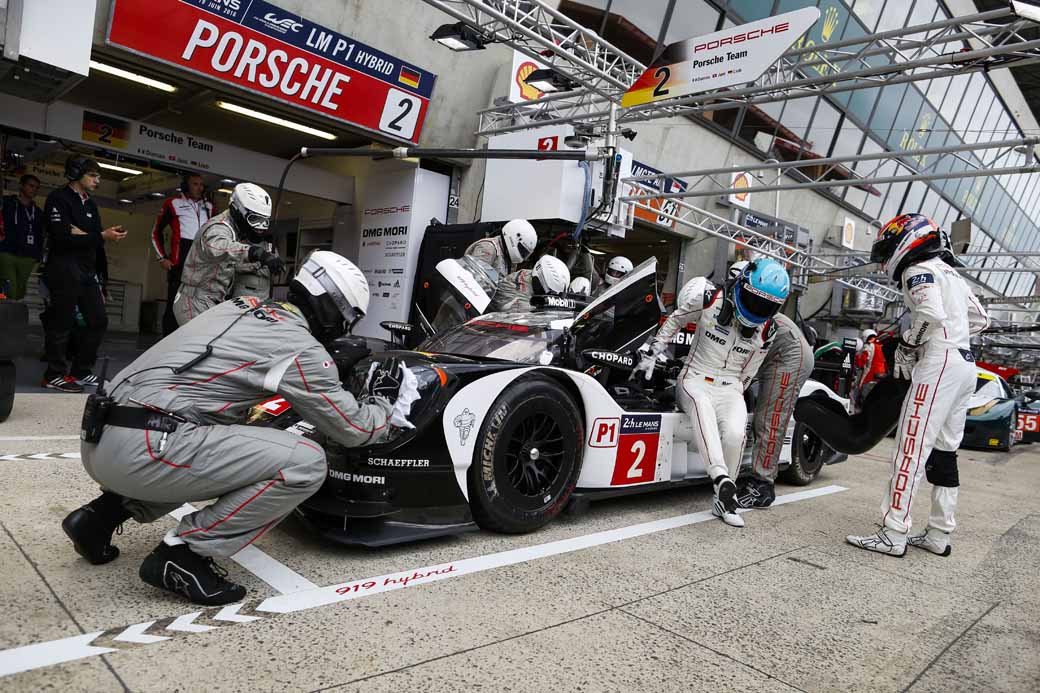 porsche-919-hybrid-of-wec-machine-run-the-french-suburb-of-public-road-at-320km-h-than20160609-8