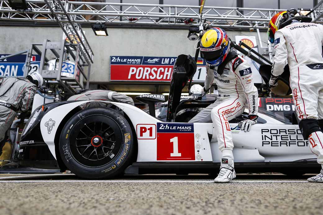 porsche-919-hybrid-of-wec-machine-run-the-french-suburb-of-public-road-at-320km-h-than20160609-9