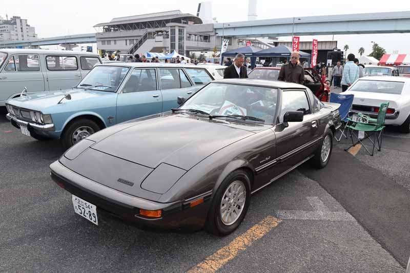 held-in-the-old-car-of-the-festival-odaiba-old-car-heaven-2016-on-november-20-to-play-in-the-family20161009-6