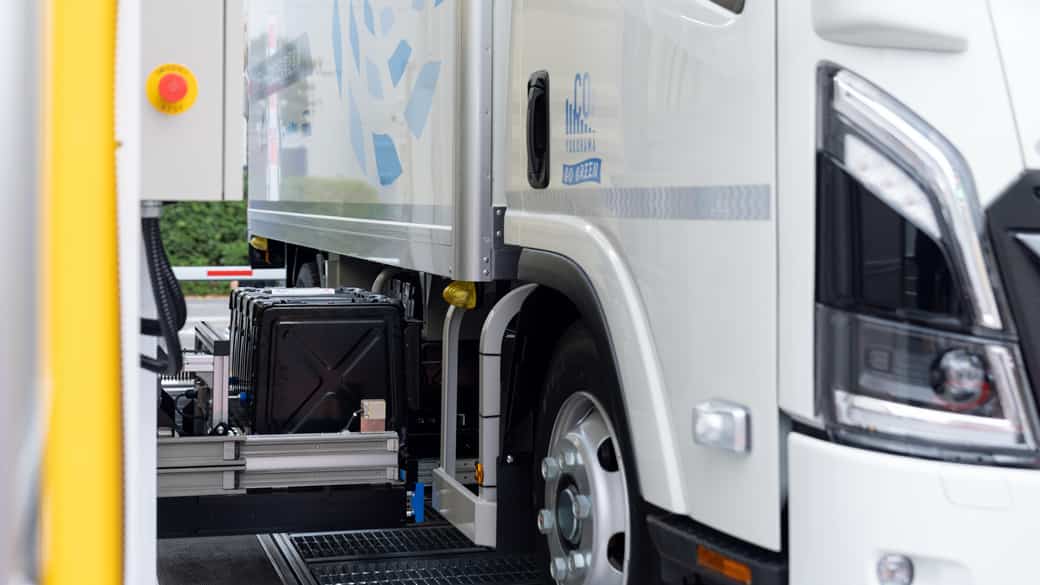 いすゞら、横浜で「バッテリー交換式エルフEV」で配送実証・出発式